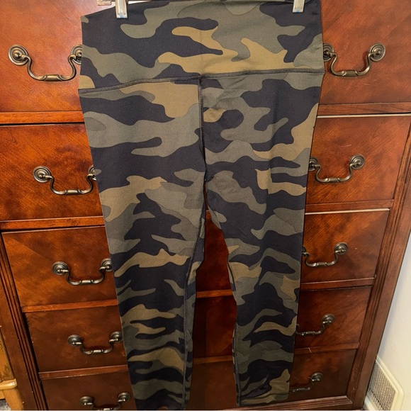 PINK Victoria's Secret Camo Ultimate Leggings - Picture 1 of 4